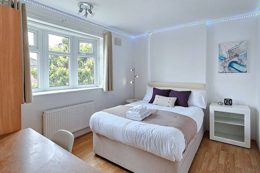 Spacious 6-Bed Home with Driveway in Manchester, Greater Manchester