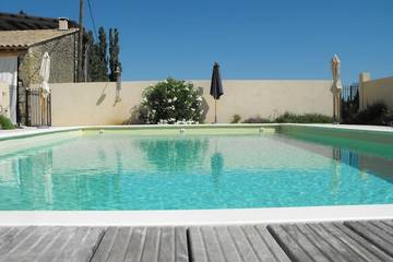 Gîte pour 7 personnes, avec jardin ainsi que terrasse et piscine, animaux acceptés à Lamanon