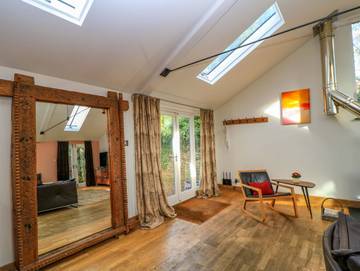 Log Cabin for 6 People in Oxfordshire, South East England, Photo 4