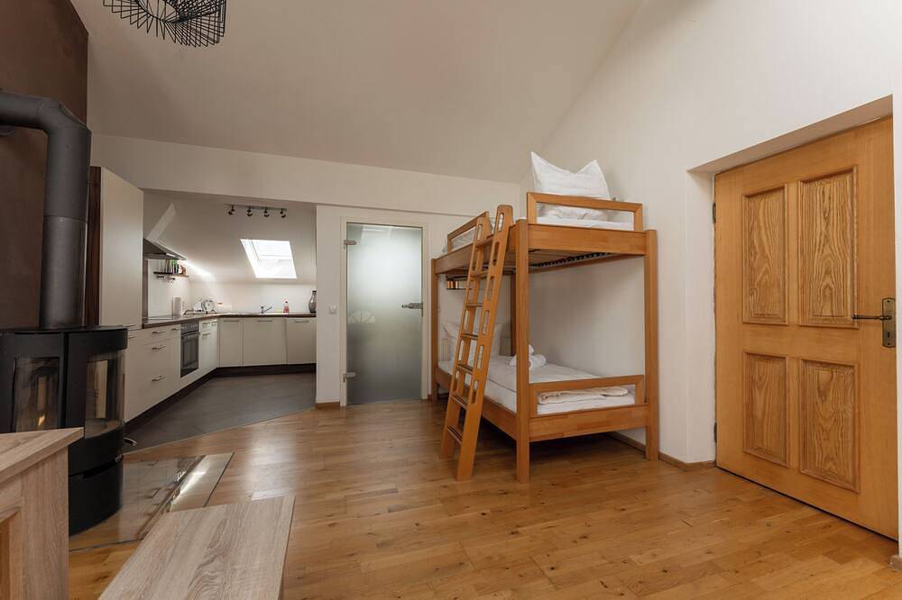 Anwesen für bis zu 45 Personen, Sauna, Whirlpool, Grillhütte, Garten,Partykeller in Grassau, Chiemsee