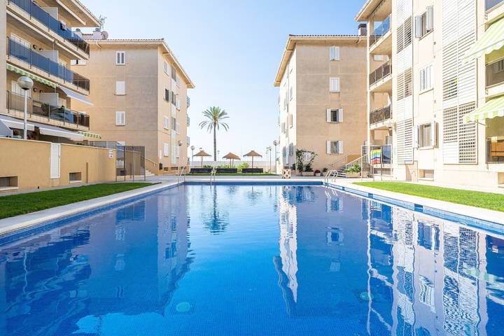 Apartamento entero, Apartamento "Coral Beach by Pat" con vistas al mar, piscina compartida y Wi-Fi in Platja de les Madrigueres (el Vendrell), Vendrell