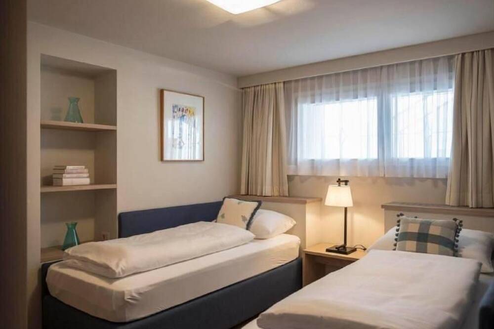Luxusvilla am Gardasee mit privatem Badesteg in Castelletto di Brenzone, Brenzone