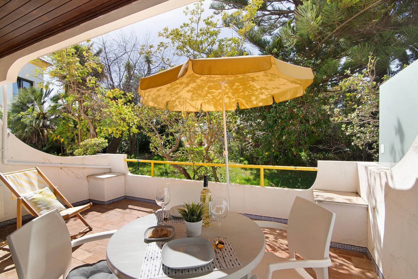 Appartamento intero, Appartamento 'África Minha' con Terrazza Privata, Wi-Fi e Aria Condizionata in Quarteira, Distretto di Faro