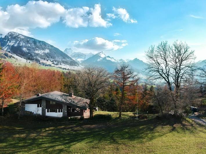 Ferienhaus für 16 Personen, mit Balkon und Terrasse sowie Garten und Ausblick in Aeschi bei Spiez