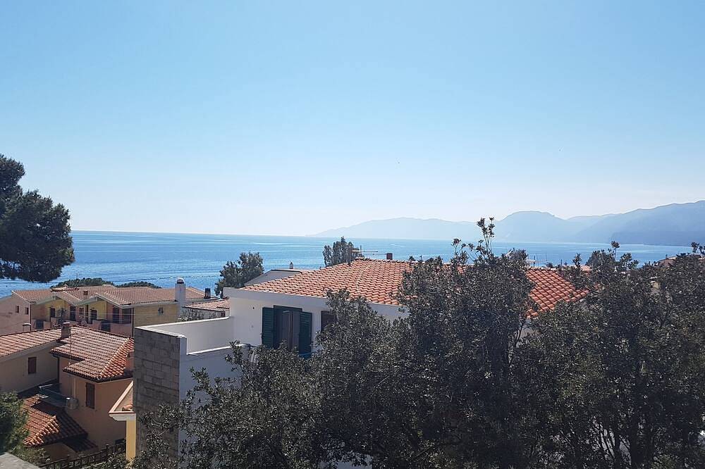 Apartamento entero, Apartamento con vistas al mar y aparcamiento gratuito en el patio a 30 metros del mar en Oferta in Cala Gonone, Dorgali
