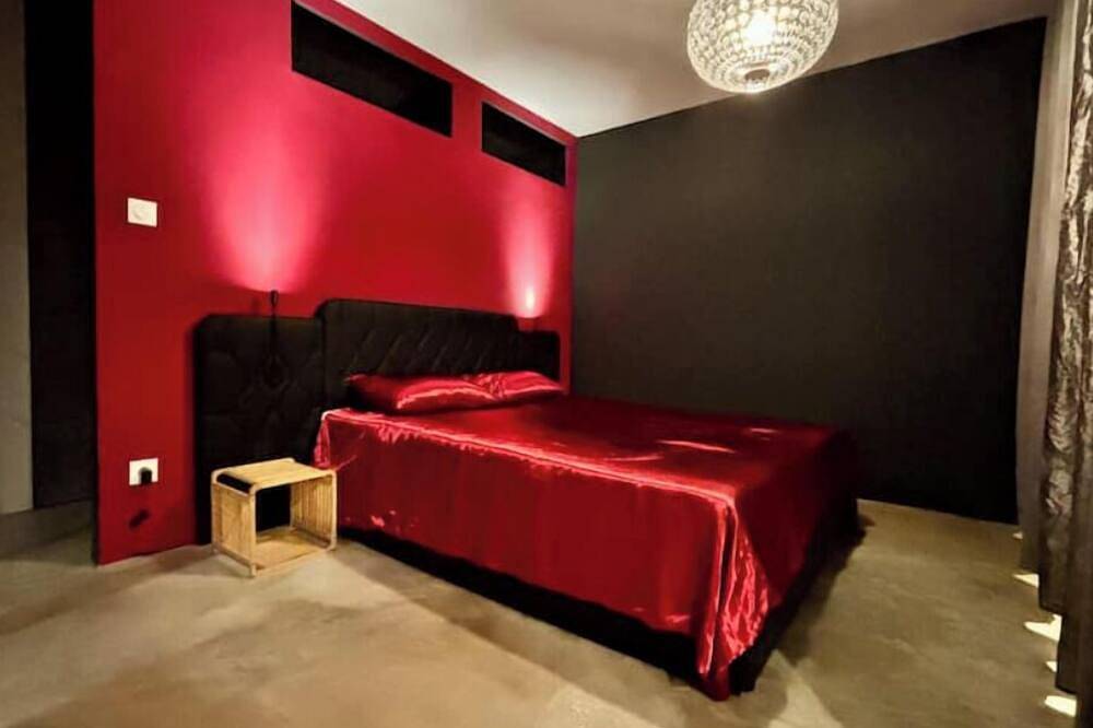 L'Interlude, a secret, sensual interlude. in Vitrolles, Istres region