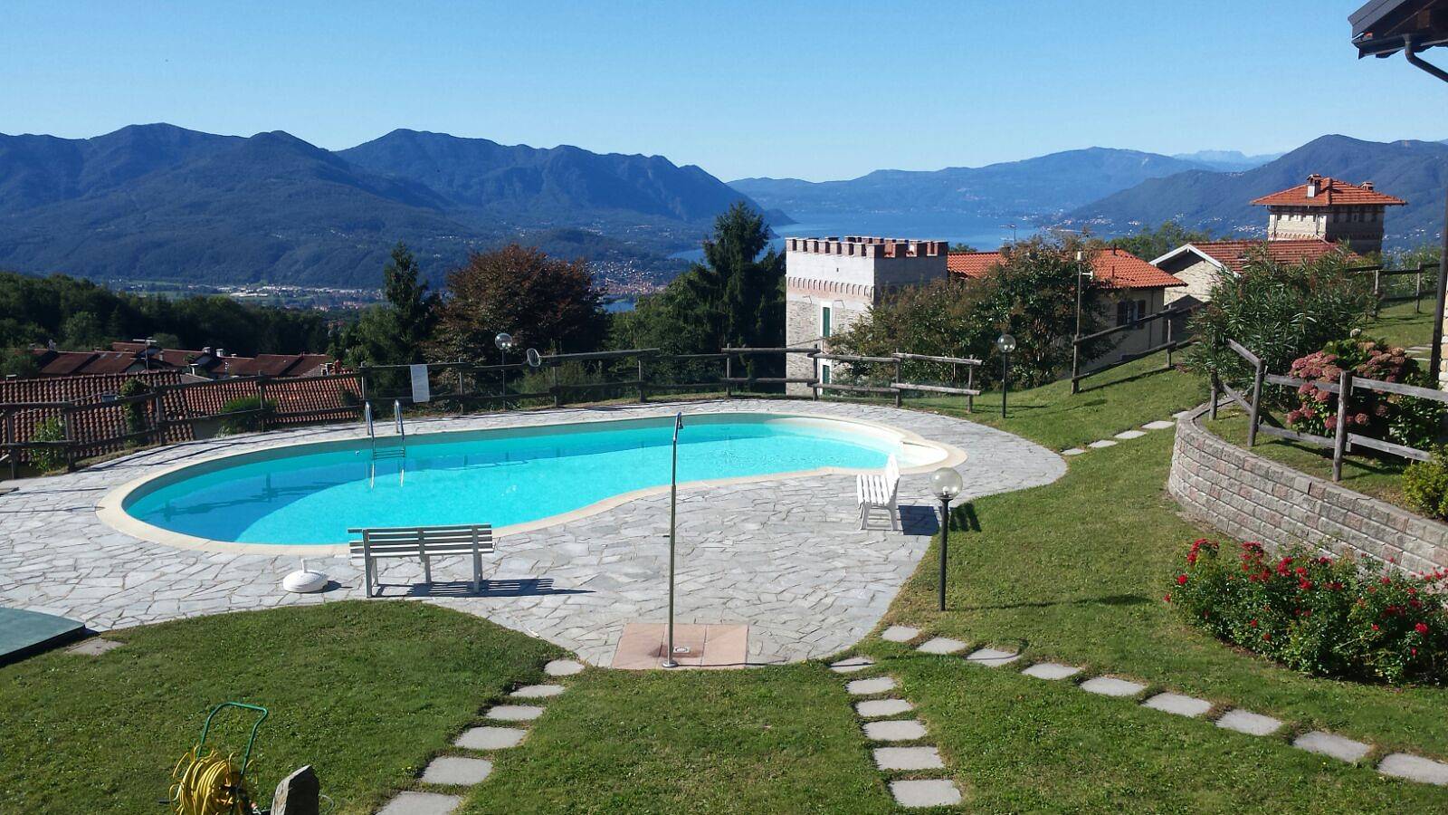 Apartamento entero, Apartamento de vacaciones para 6 personas con jardín in Agra, Lago Maggiore en Lombardía