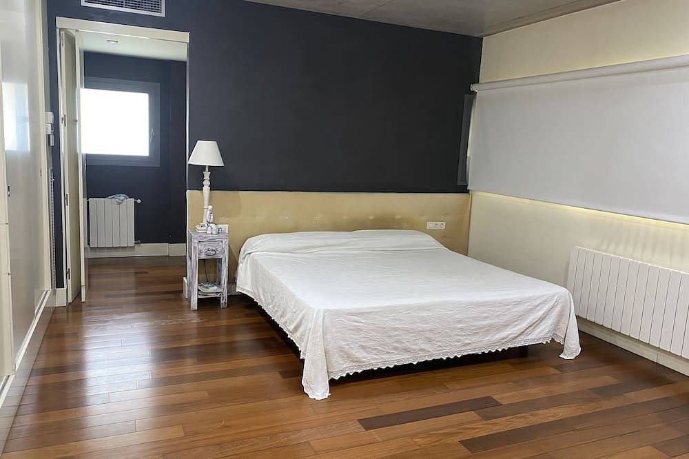 House with garden and pool 5 minutes from Girona in Girona, Gironès
