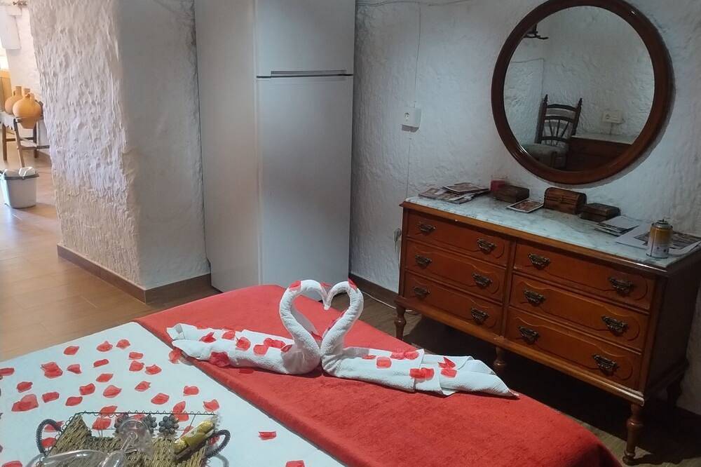 Casa Cueva Adaptada Pmr se Admiten Mascota con Rutas de Senderismo y Caballo in Guadix, Geoparque de Granada