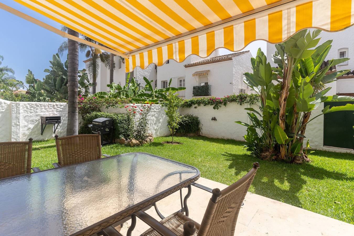 Hel leilighet, Holiday Apartment '7A Allyson' with Pool, Private Garden & Wi-Fi in Sun Garden (Estepona), Estepona