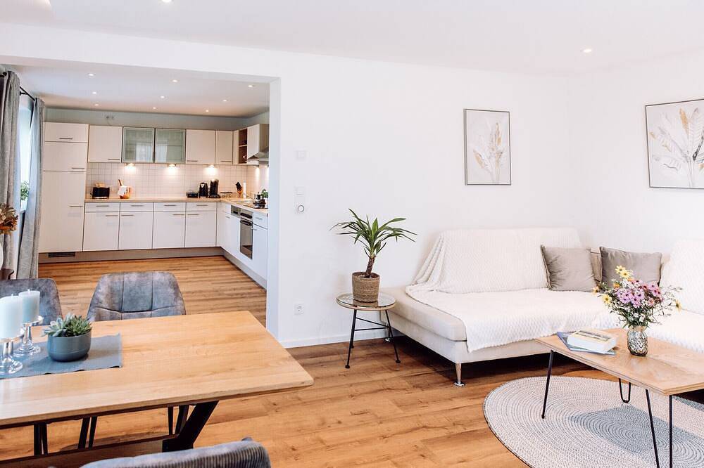 Ganze Wohnung, Ferienwohnung 1 Sonnenblick im Erdgeschoss mit 2 Terrassen und Garten in Riedering, Chiemgauer Alpen