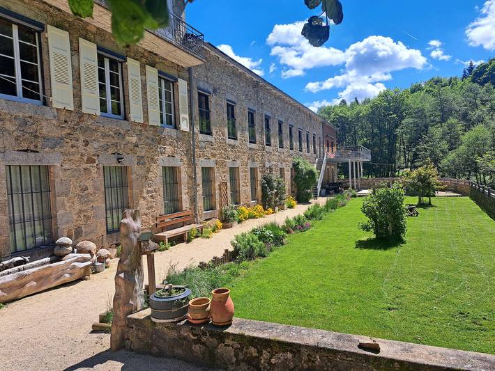 Gran casa renovada, billar, futbolín, vista al río, terraza, diversas actividades in Le Chambon-sur-Lignon, Mézenc