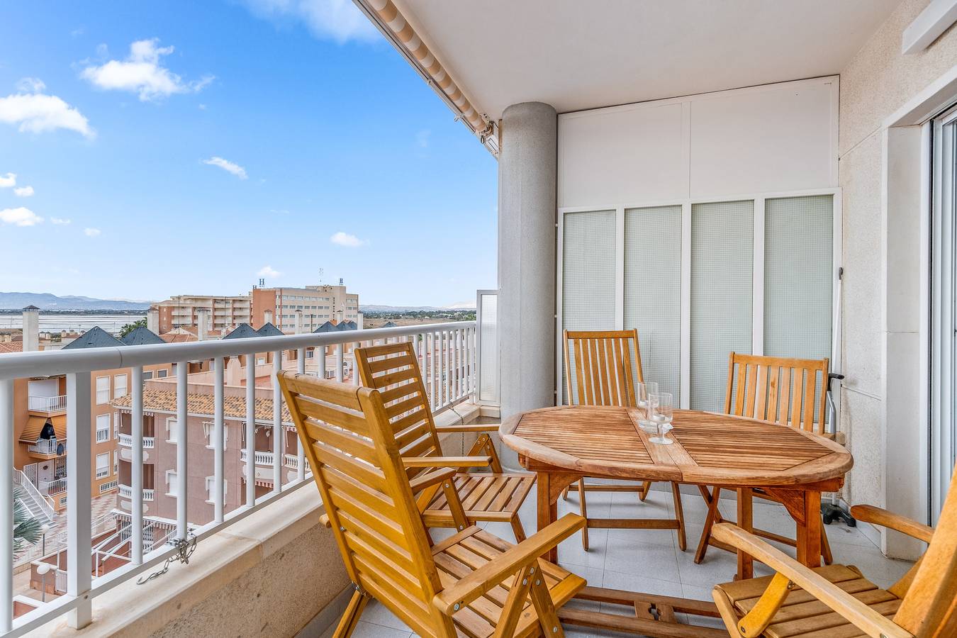 Entire apartment, Apartment 'Sunflower Flamencos' with Private Terrace, Wi-Fi and Air Conditioning in Santa Pola, Costa Blanca