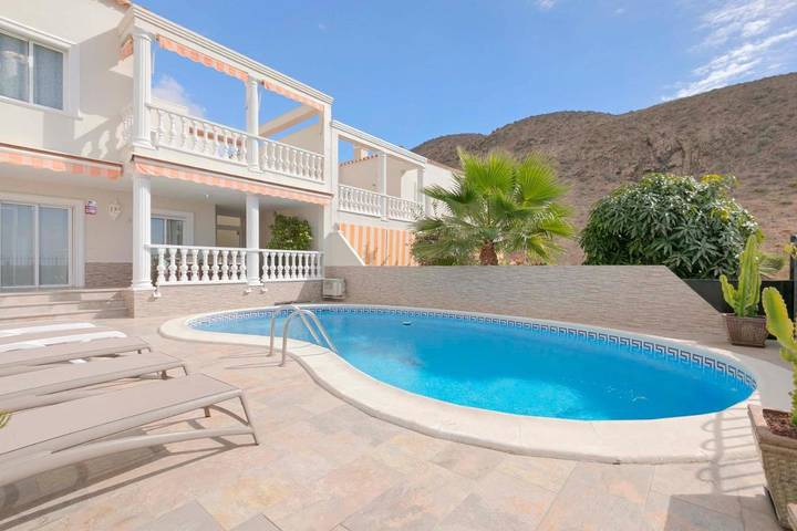 Chalet para 8 personas, con Balcón y Terraza además de Jardín y Piscina en Los Cristianos