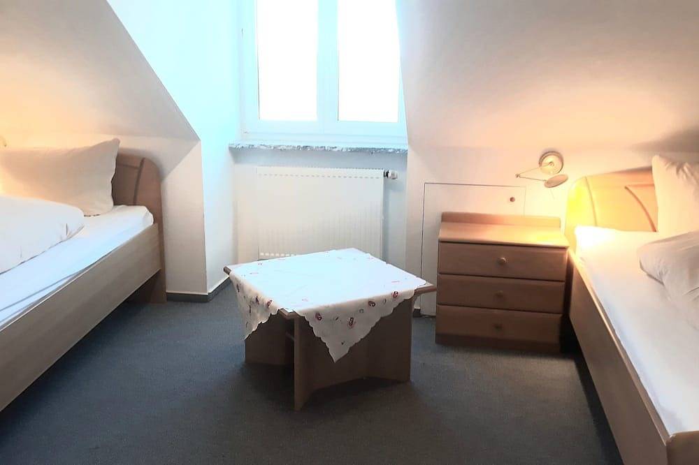 Ganze Wohnung, Ferienwohnung mit 2 Schlafzimmern, Balkon und Panoramablick direkt am Waldrand in Naila, Landkreis Hof