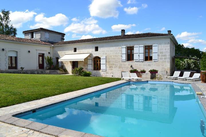 Chambre d’hôte pour 3 personnes, avec Terrasse ainsi que Jardin et Piscine à Soyaux