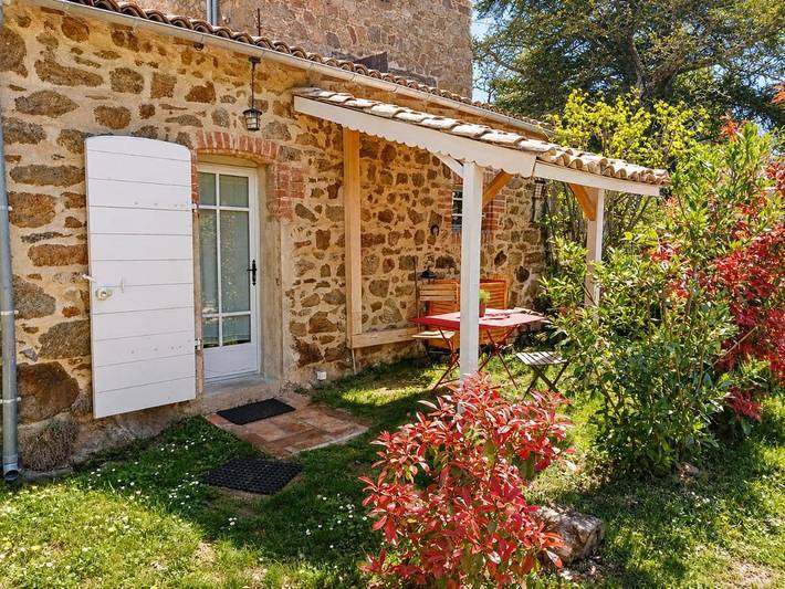 Location de vacances pour 2 personnes, avec Terrasse et Jardin ainsi que Piscine et Vue dans Safari Peaugres