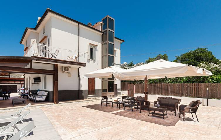 Ferienhaus für 10 Personen, mit Pool und Whirlpool sowie Terrasse, mit Haustier - 1