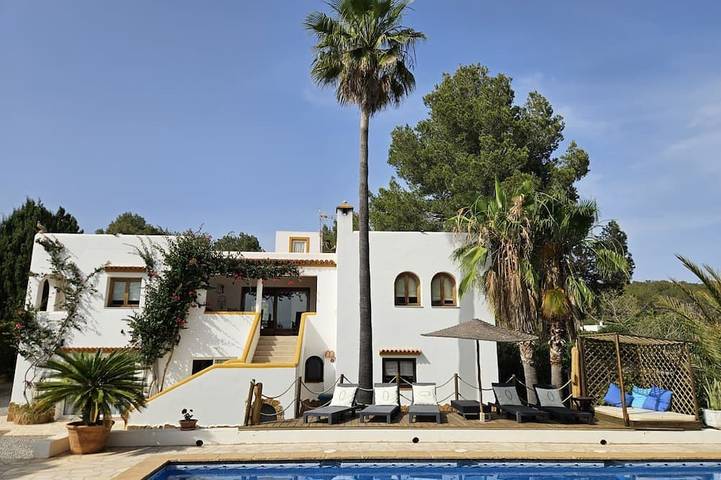 Cheap villa for 12 people, with balcony and pool as well as garden in Ibiza