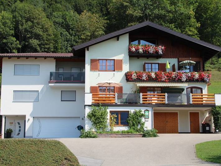 Ferienwohnung für 3 Personen, mit Balkon und Garten sowie Seeblick im Salzkammergut