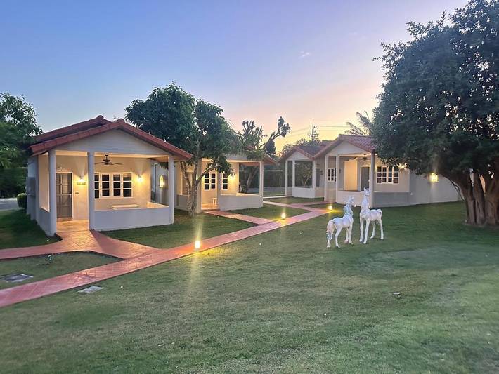 Maison d’hôte pour 2 personnes, avec terrasse et piscine ainsi que vue et jardin dans Ban Bang Sare