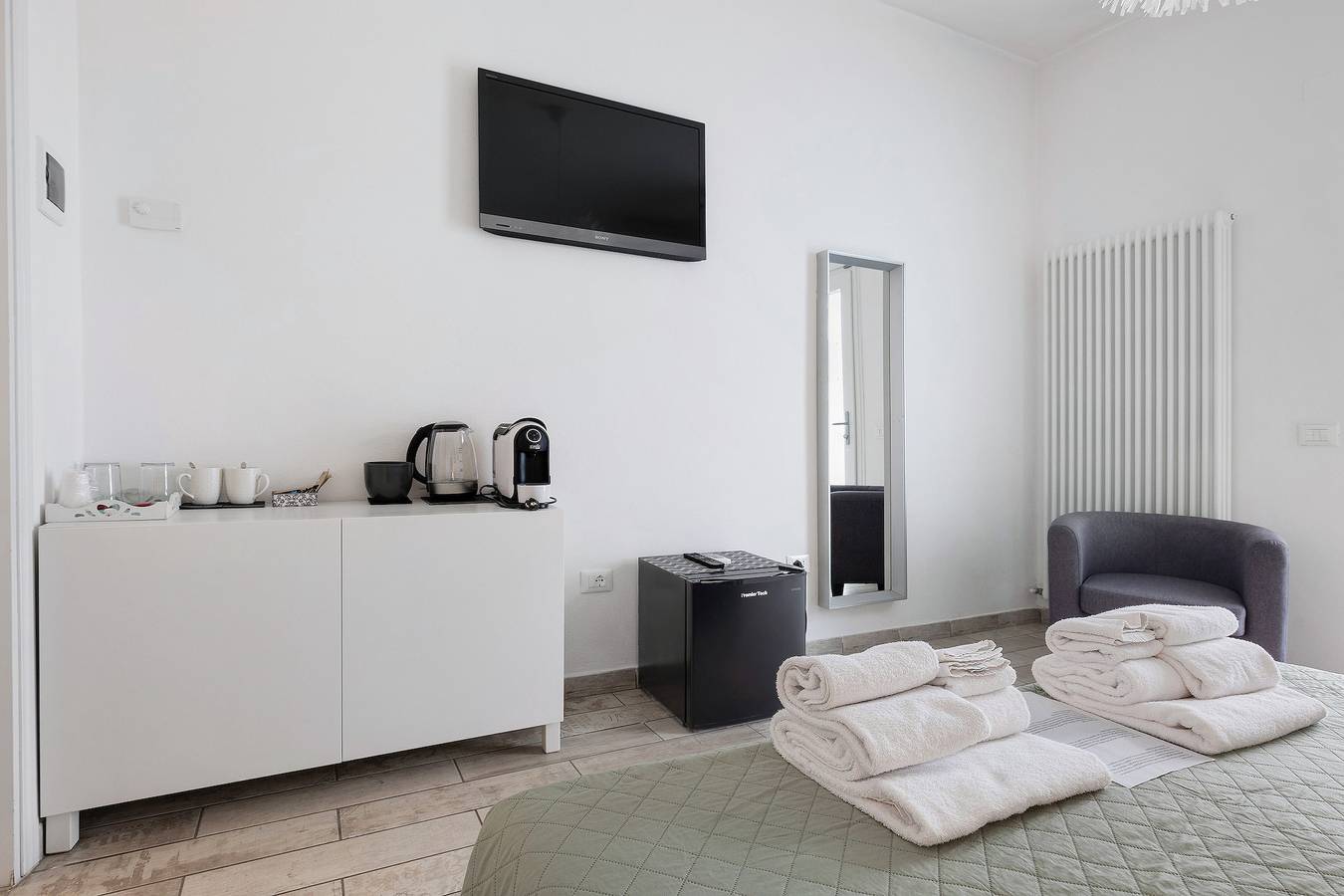 Habitación 'Camere Amè 02' con jardín compartido, Wi-Fi y aire acondicionado. in Peschiera del Garda, Montañas Garda