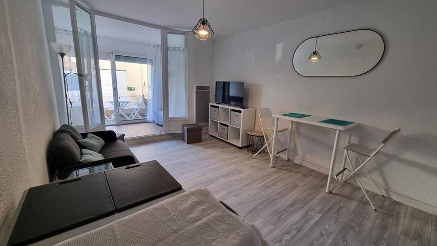 Gîte pour 4 personnes, avec terrasse dans Office De Tourisme De Gruissan