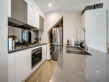 Vacation Rental for 4 Guests in Woden, Canberra, Picture 2