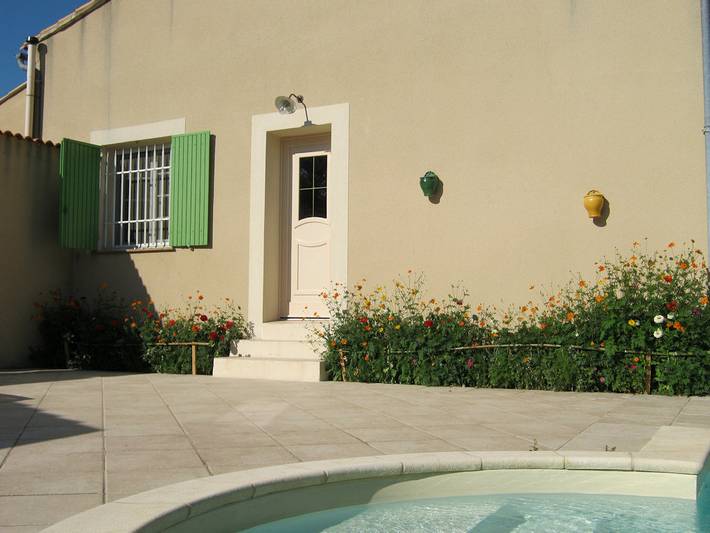 Gîte pour 2 personnes, avec Terrasse ainsi que Jardin et Piscine à Saint-Étienne-du-Grès
