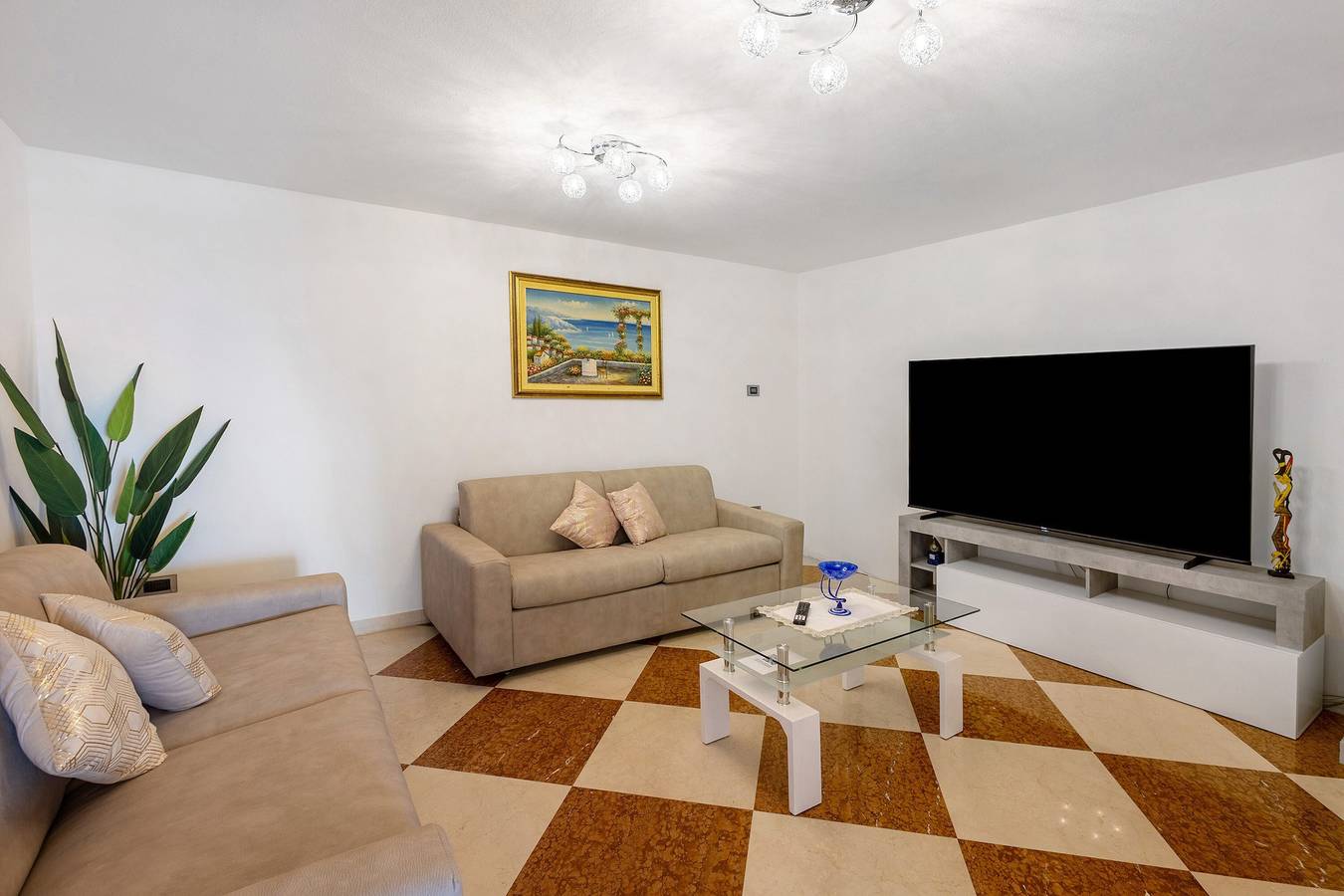 Villa au bord du lac de Garde : Spa extérieure et jardin privé in Peschiera del Garda, Montagnes autour du lac de Garde