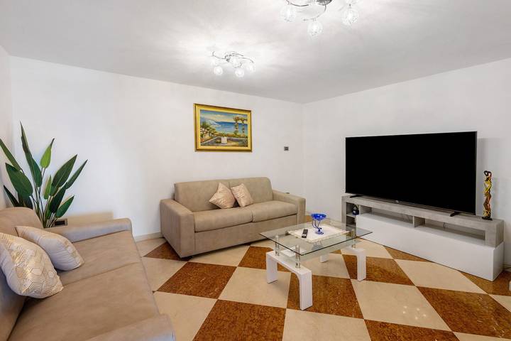 Villa on Lake Garda: Outdoor Spa and Private Garden