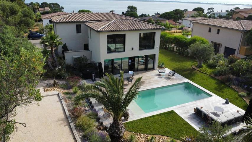 Location de vacances pour 10 personnes, avec Balcon et Terrasse ainsi que Piscine et Vue dans Pointe Des Chevaliers Hyeres