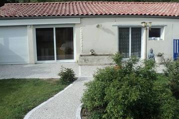 Gîte pour 4 personnes, avec terrasse et jardin à Charron