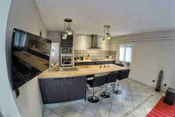 Gîte pour 6 personnes, avec jacuzzi et terrasse ainsi que jardin et piscine à Rochefort-du-Gard