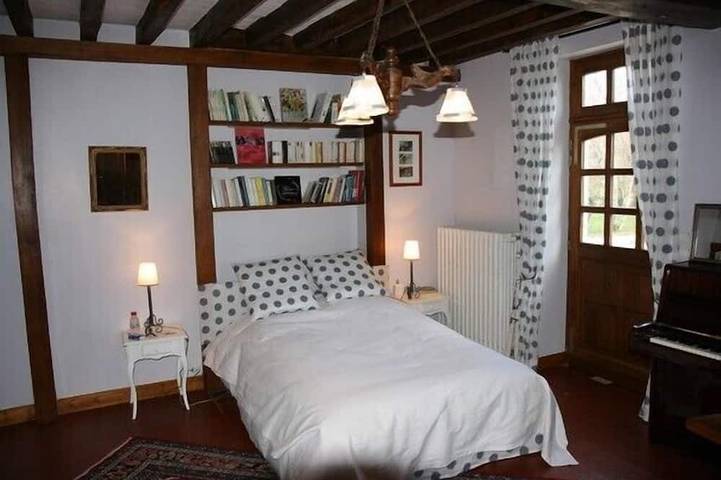 Location de vacances pour 19 personnes, avec jardin à Druyes-les-Belles-Fontaines - 2