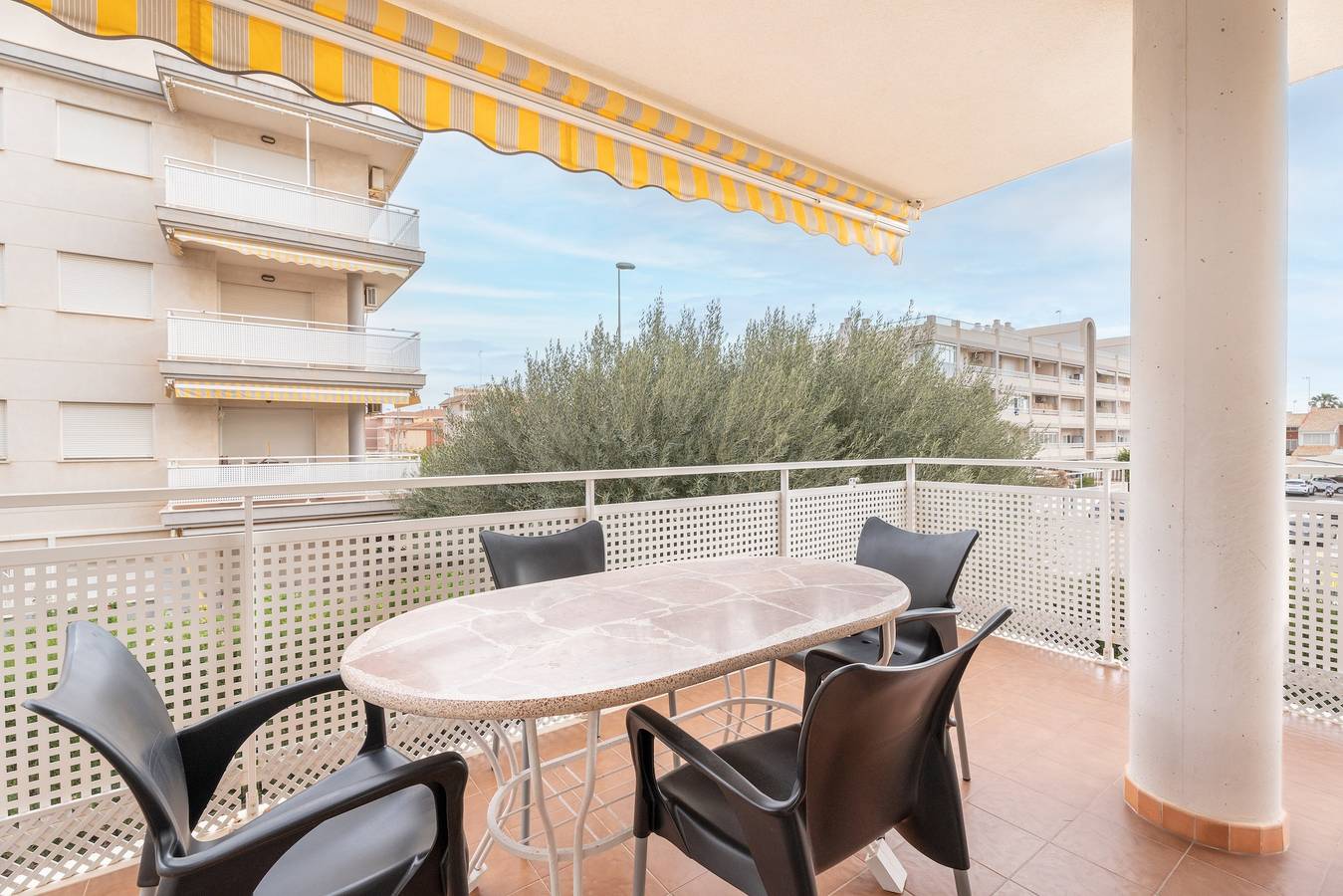 Apartamento entero, Apartamento 'En Canet' con piscina compartida, Wi-Fi y aire acondicionado in Canet de Berenguer, Costa de Valencia