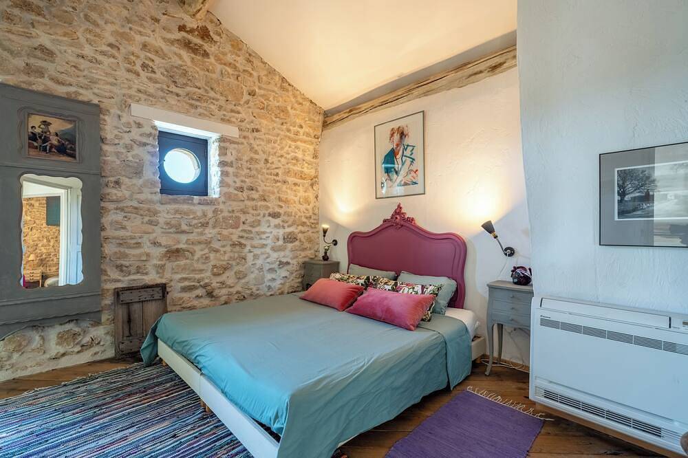 Stylish stone village house with swimming pool in Lagnes, Regionaler Naturpark Luberon