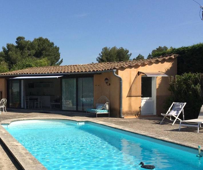 Location de vacances pour 2 personnes, avec Terrasse ainsi que Jardin et Piscine à Jonquerettes