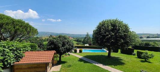Gîte pour 6 personnes, avec piscine ainsi que jardin et vue à Sarcey