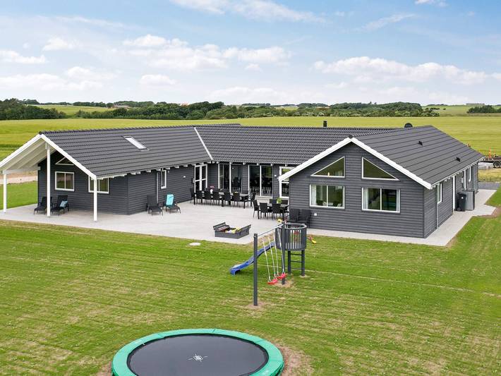 Ferienhaus für 24 Personen, mit Whirlpool und Sauna sowie Terrasse und Pool, kinderfreundlich