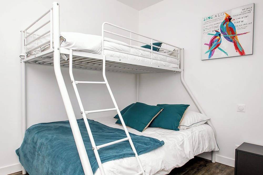 House with swimming pool - walking distance to the beach in Plouescat, Côte des Légendes