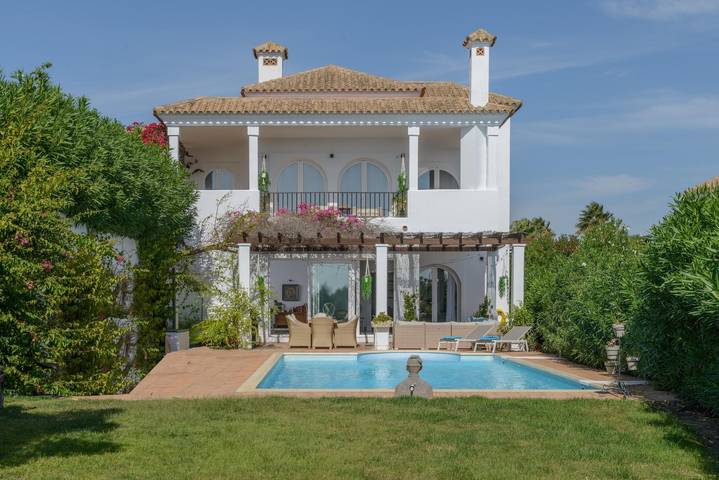 Villa 'Buganvilla' with Mountain Views, Wi-Fi and Air Conditioning in Benalup-Casas Viejas, Costa de la Luz