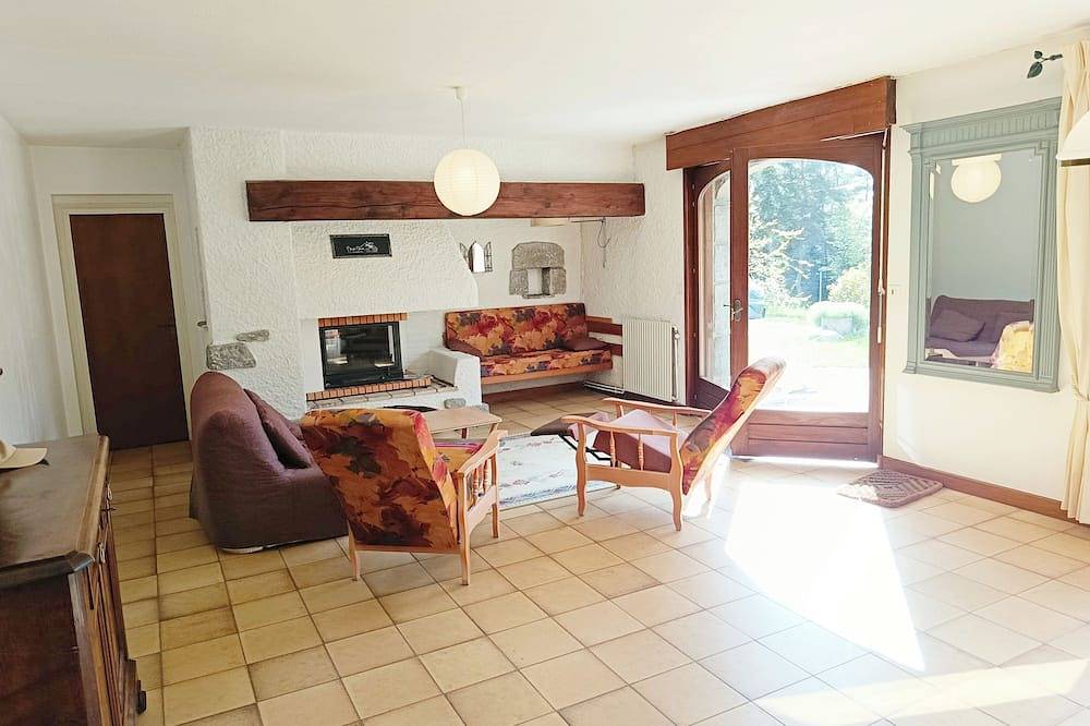 Ganze Wohnung, Apartment with terrace. 15 minutes from the town center, in a quiet, green setting. in Le Chambon-sur-Lignon, Mézenc