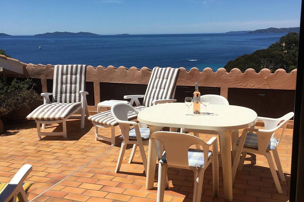 Entire apartment, Sunny fully equipped apartment with fantastic sea view. in Rayol-Canadel-sur-Mer, Draguignan region