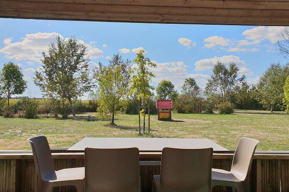 Chalet à Chaillé-les-Marais - Terrasse et salon de jardin in Chaillé-les-Marais, Fontenay-le-Comte