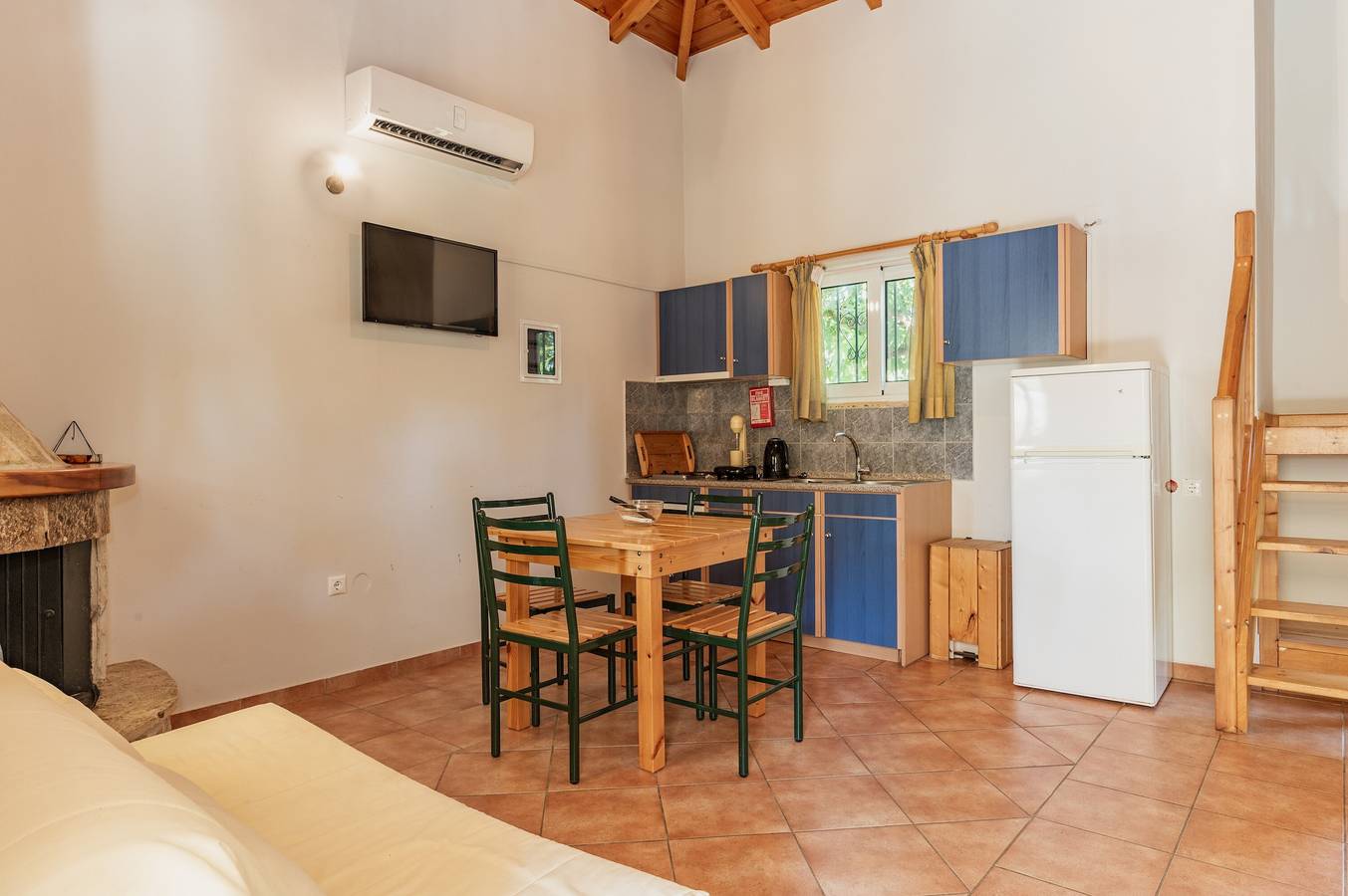 Casa de campo 'Maisonette con Patio Privado 2' con Vista a la Montaña, Wi-Fi y Aire Acondicionado in Portes (Kynouria), Kynouria
