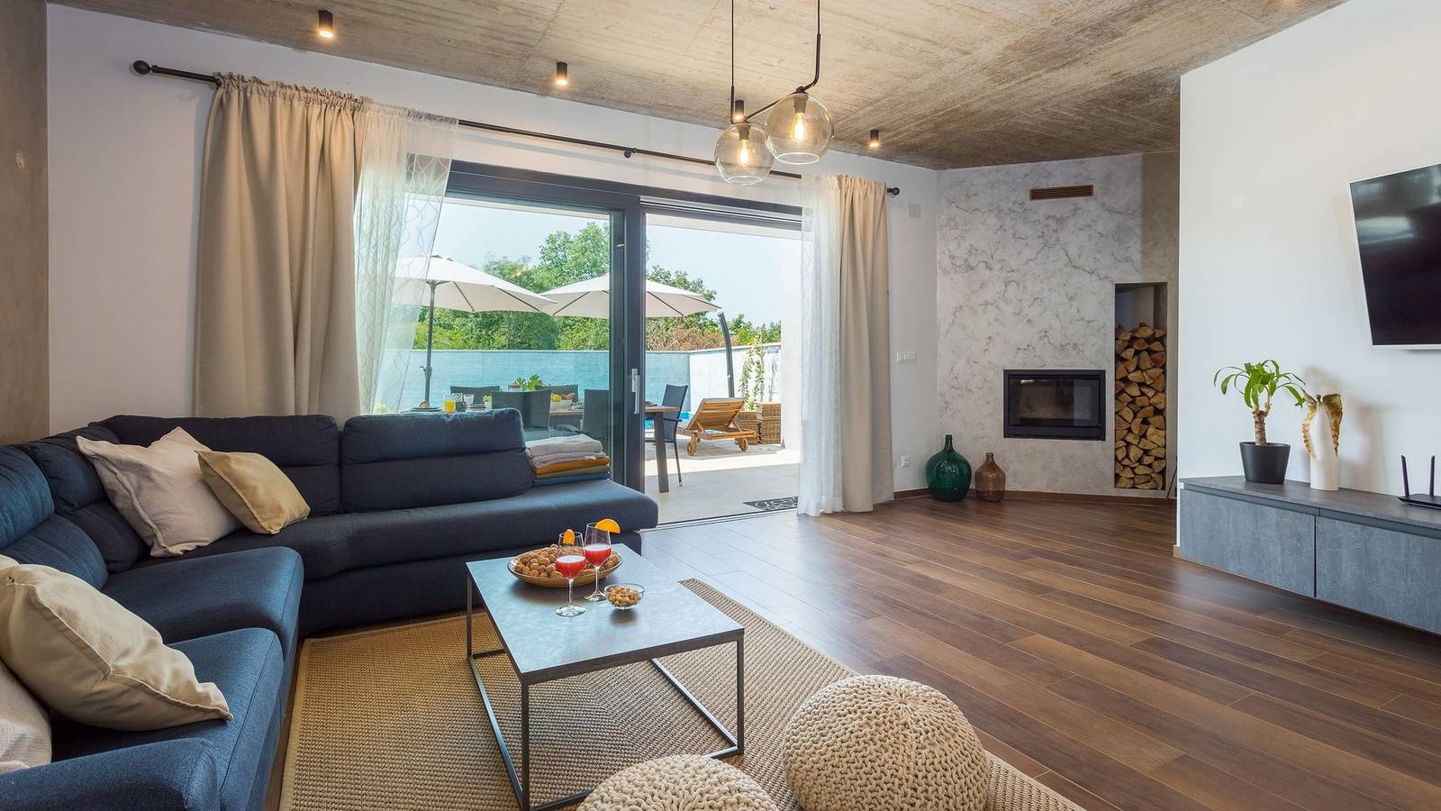 Moderne Villa Leonardo mit Pool im Freien in Kosinozici, Porec und Umgebung