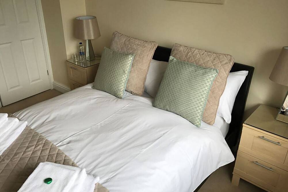 Ganze Wohnung, Ferienwohnung-Komfort-Eigenes Badezimmer-Gartenblick-Queens Rd Rental: 3 Rooms in Winchester, South-Downs