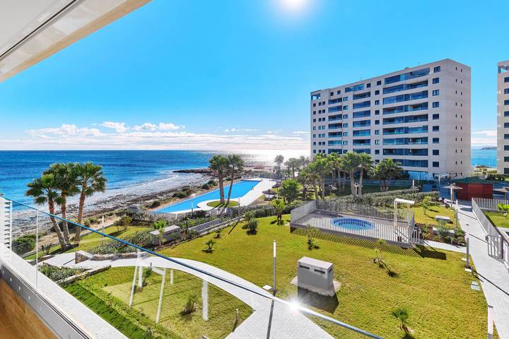 Location de vacances pour 4 personnes, avec Balcon ainsi que Terrasse et Piscine dans Punta Prima (Alicante)