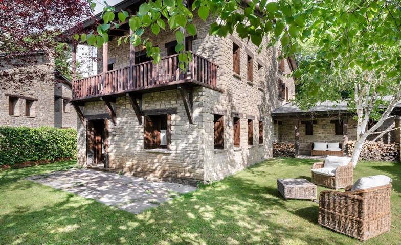 Casa rural para 10 personas, con vistas y jardín, Se admiten mascotas en Valle de Tena